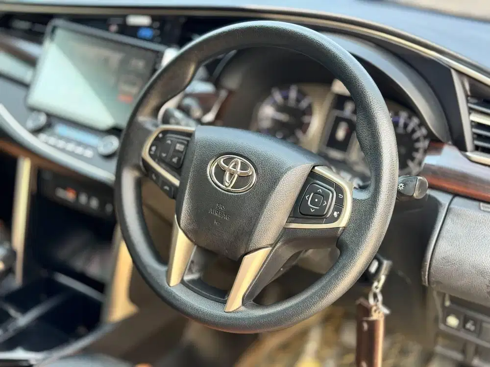 Innova 2.4 V AT 2020 facelift (gallery)