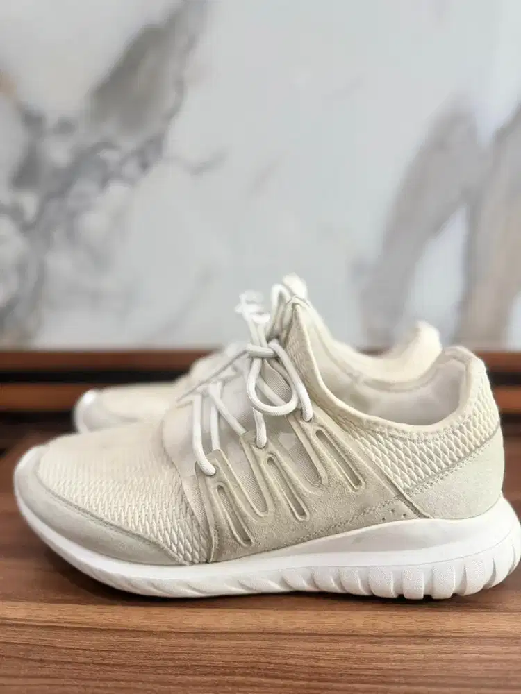 Sepatu Adidas Tubular size 42 2/3