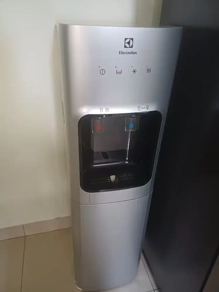 Dispenser ELECTROLUX like new galon bawah