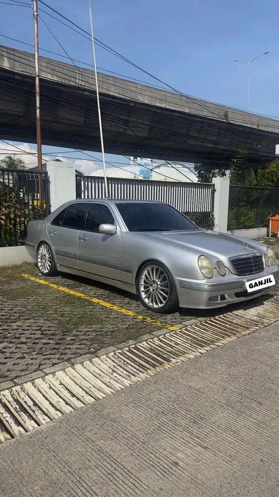 Mercedes-Benz E240 2001 Bensin