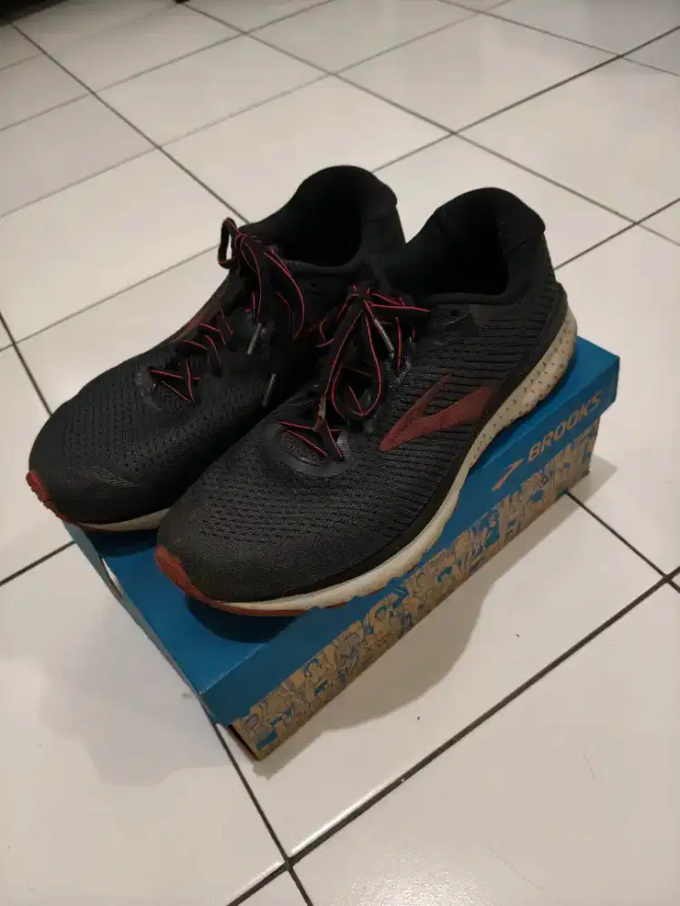 Sepatu brooks original size 43