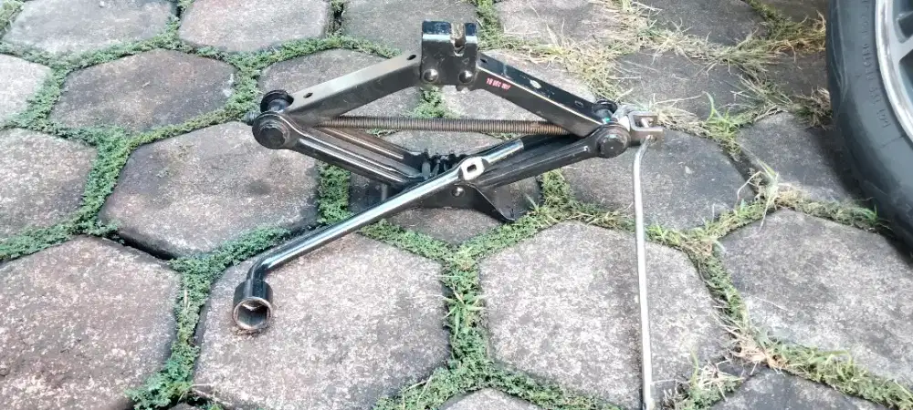 Dongkrak manual bawaan Calya