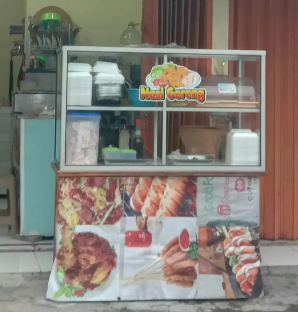 Etalase kaca & lemari bawahnya