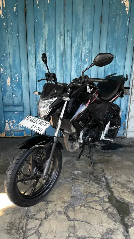 Honda cb150r 2015