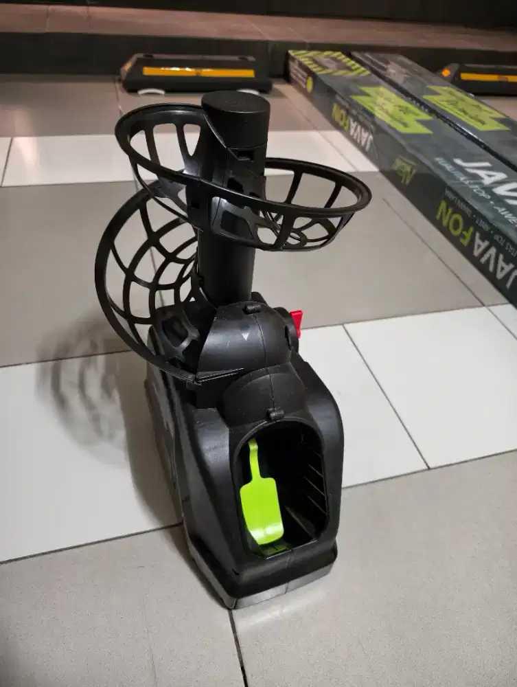 Mesin pelontar bola tenis dan padel. Jaring net latihan tenis padel