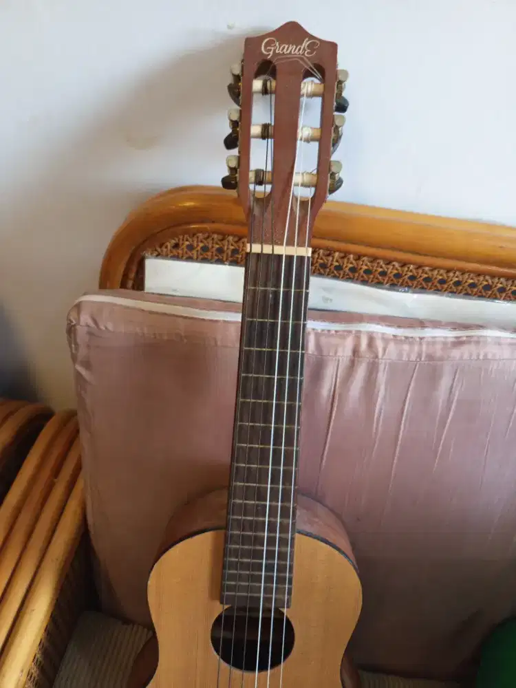 Ukulele grande seperti baru