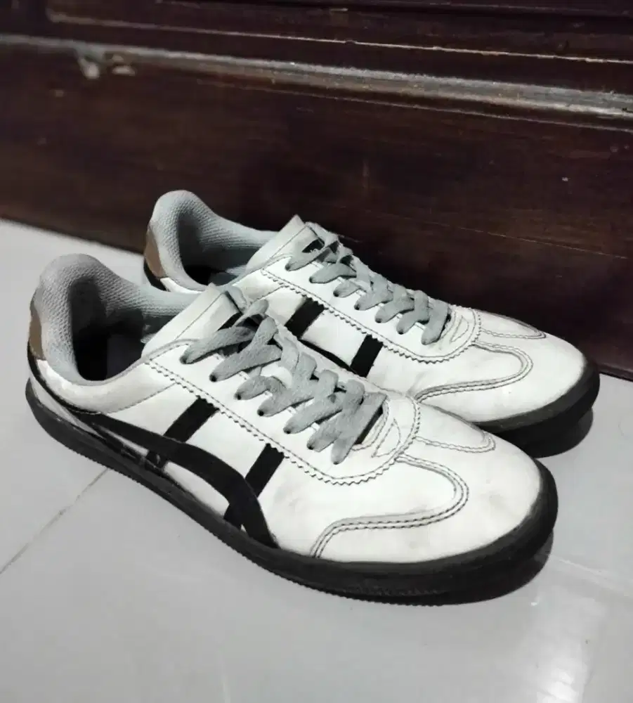 Jual sepatu second