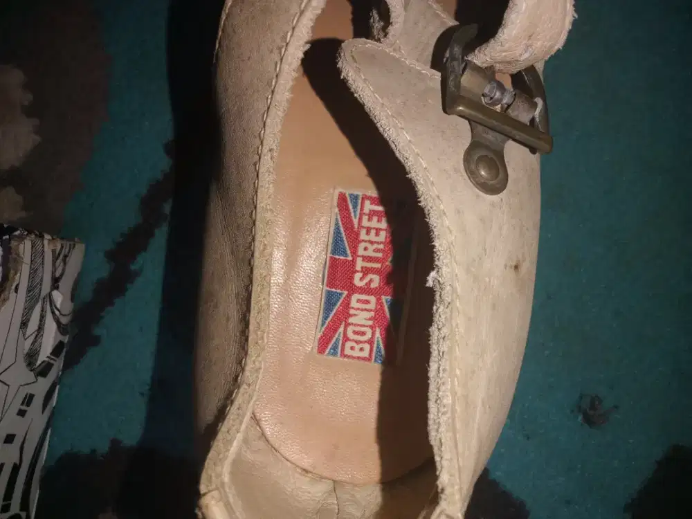 Sepatu kulit wanita