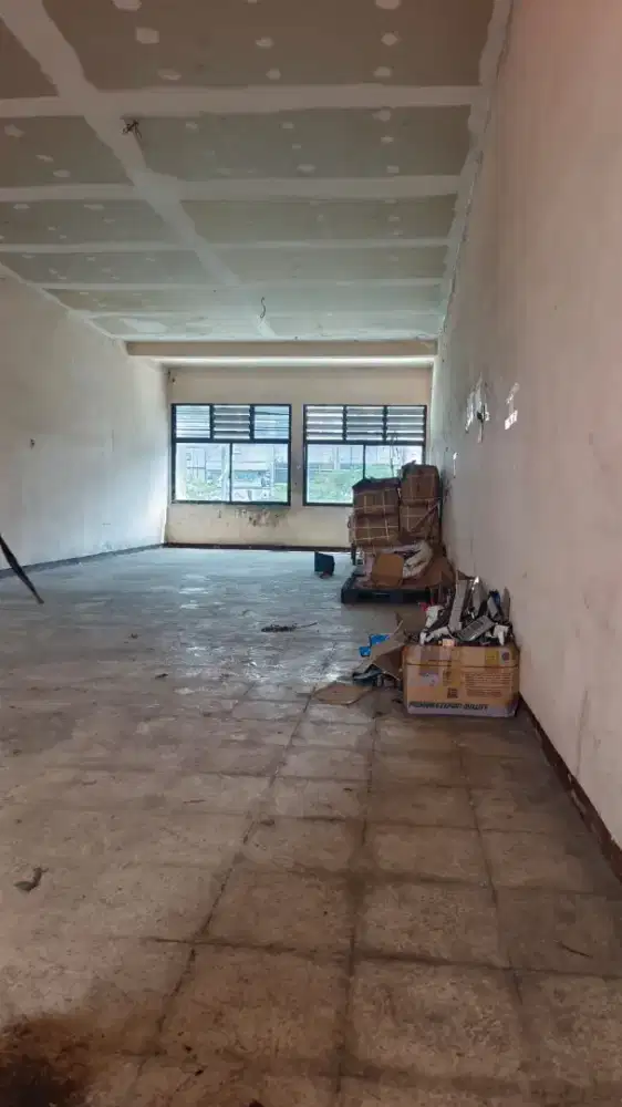 Ruko strategis ada lahan parkir luas siap pakai