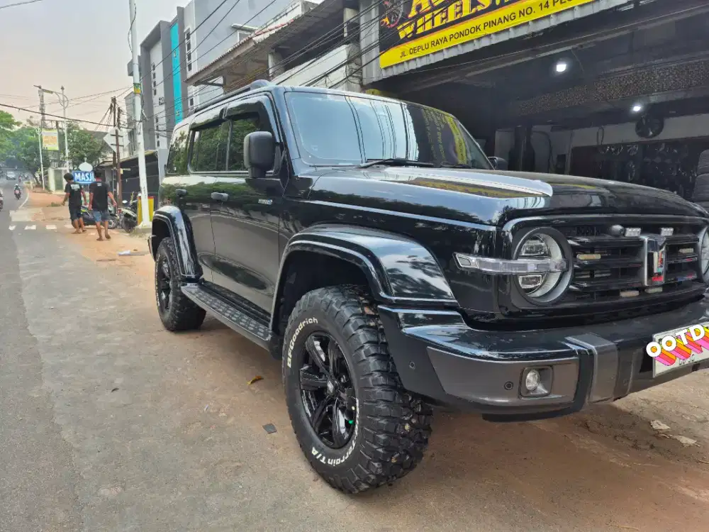 Tank 300 bensin hybrid 4x4 hitam