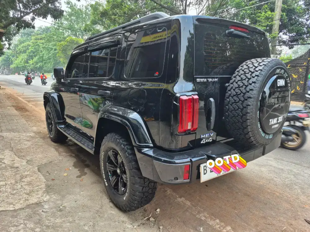 Tank 300 bensin hybrid 4x4 hitam