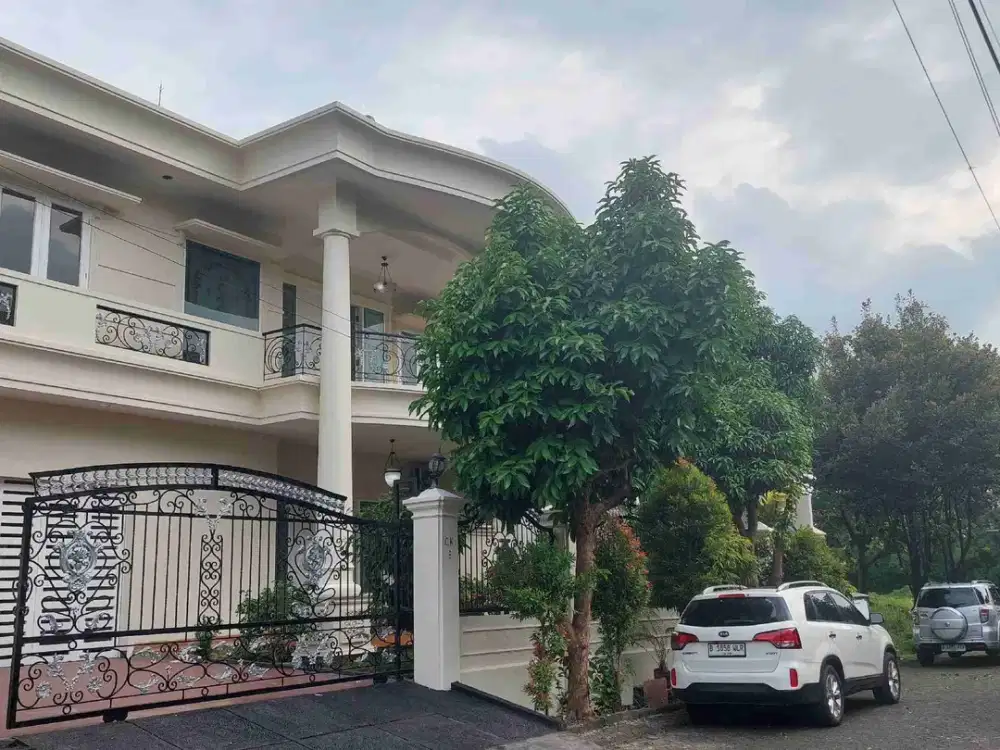 Rare Listing ... Rumah Mewah Dekat Pintu Tol di Cluster Premium