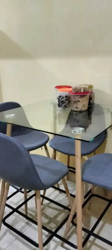 Meja makan informa aesthetic minimalis