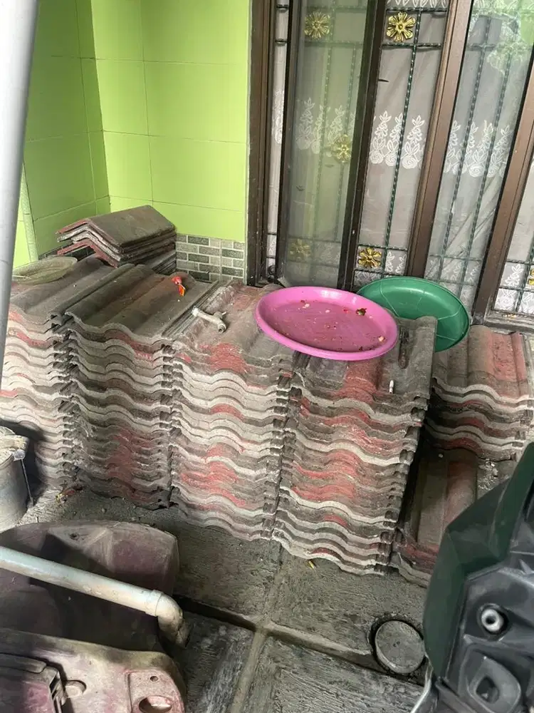 Genteng beton bekas renovasi
