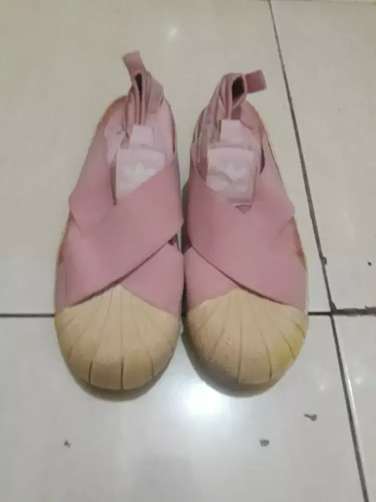 Sepatu wanita merek Adidas Vietnam