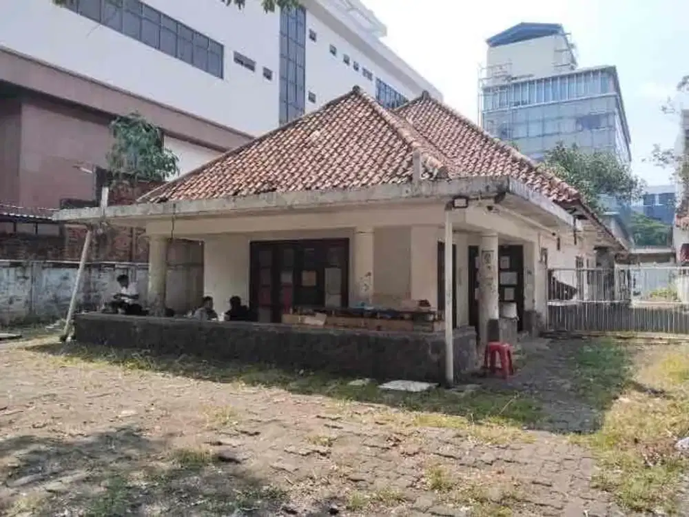 Disewakan rumah tua cocok untuk cafe resto klinik kantor dll di pinggir jalan tanah abang jakarta pusat