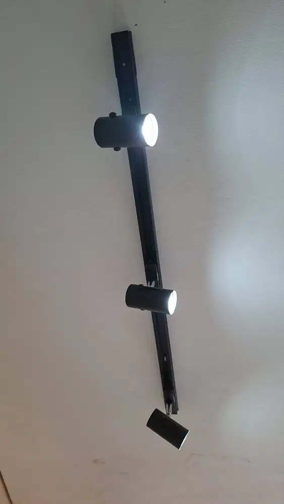 Selling 5 tracks of 3 spotlights, used for 4 months, price: 1 million