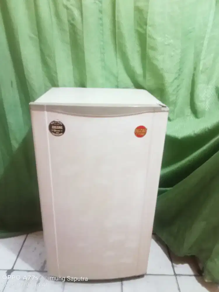 Kulkas minibar merek SHARP