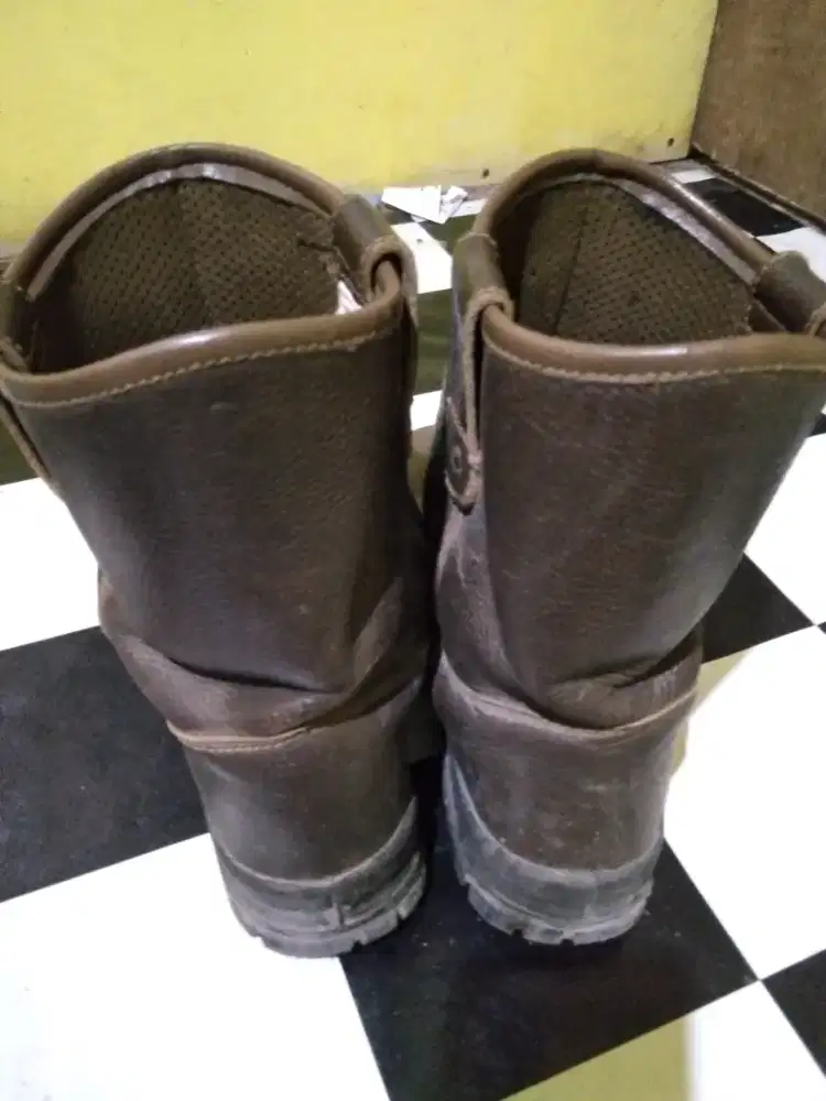 Sepatu safety besi