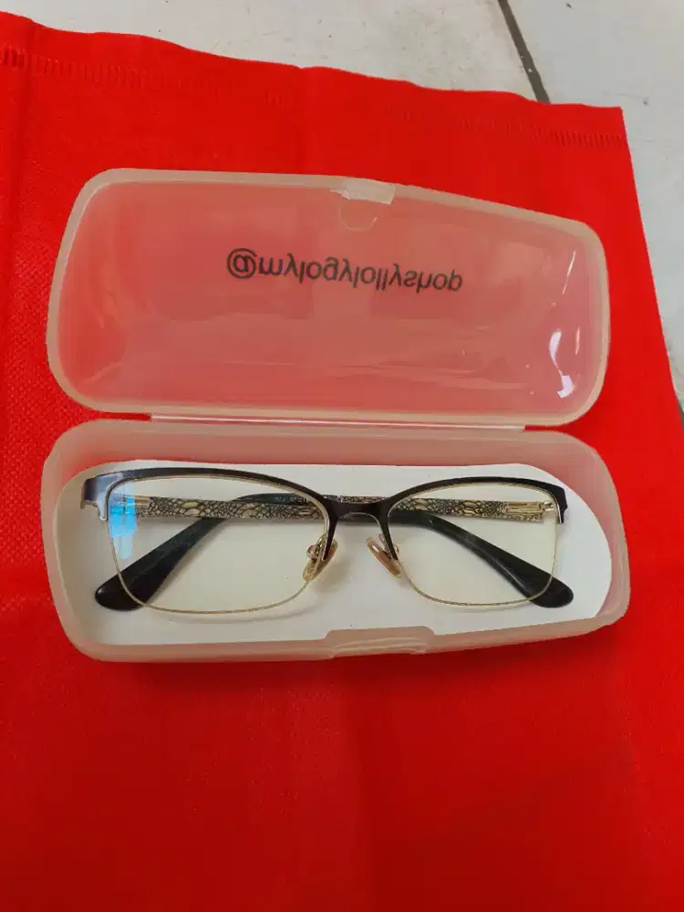 Kacamata Guess second