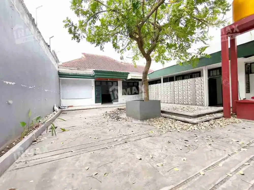 rumah pinggir jalan, cocok untuk kantor atau cafe
