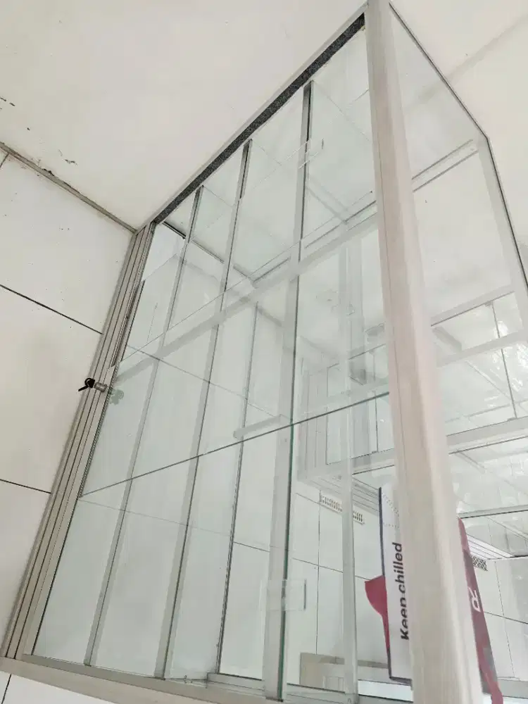 Etalase aluminium rak  kaca dengan kunci
