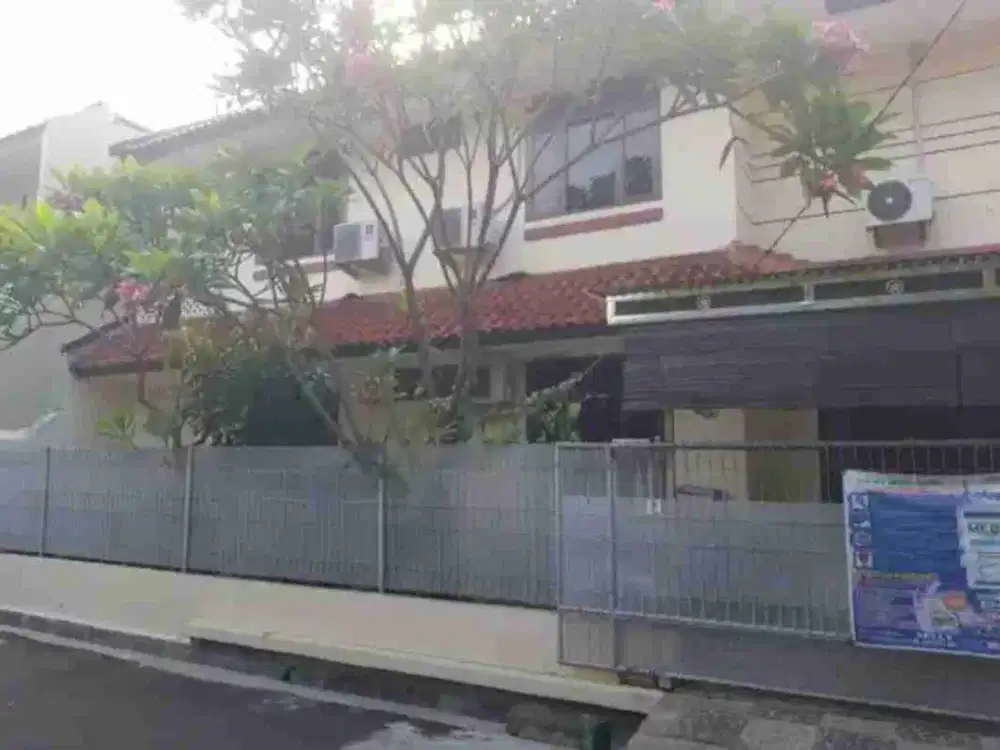 rumah terawat luas di pondok kelapa