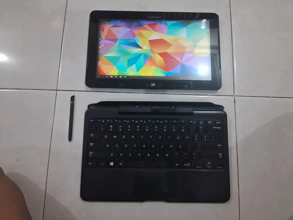 Laptop  Tablet i5 TouchScreen 128GB 4GB DualCAMERA Win Ori Samsung GRS