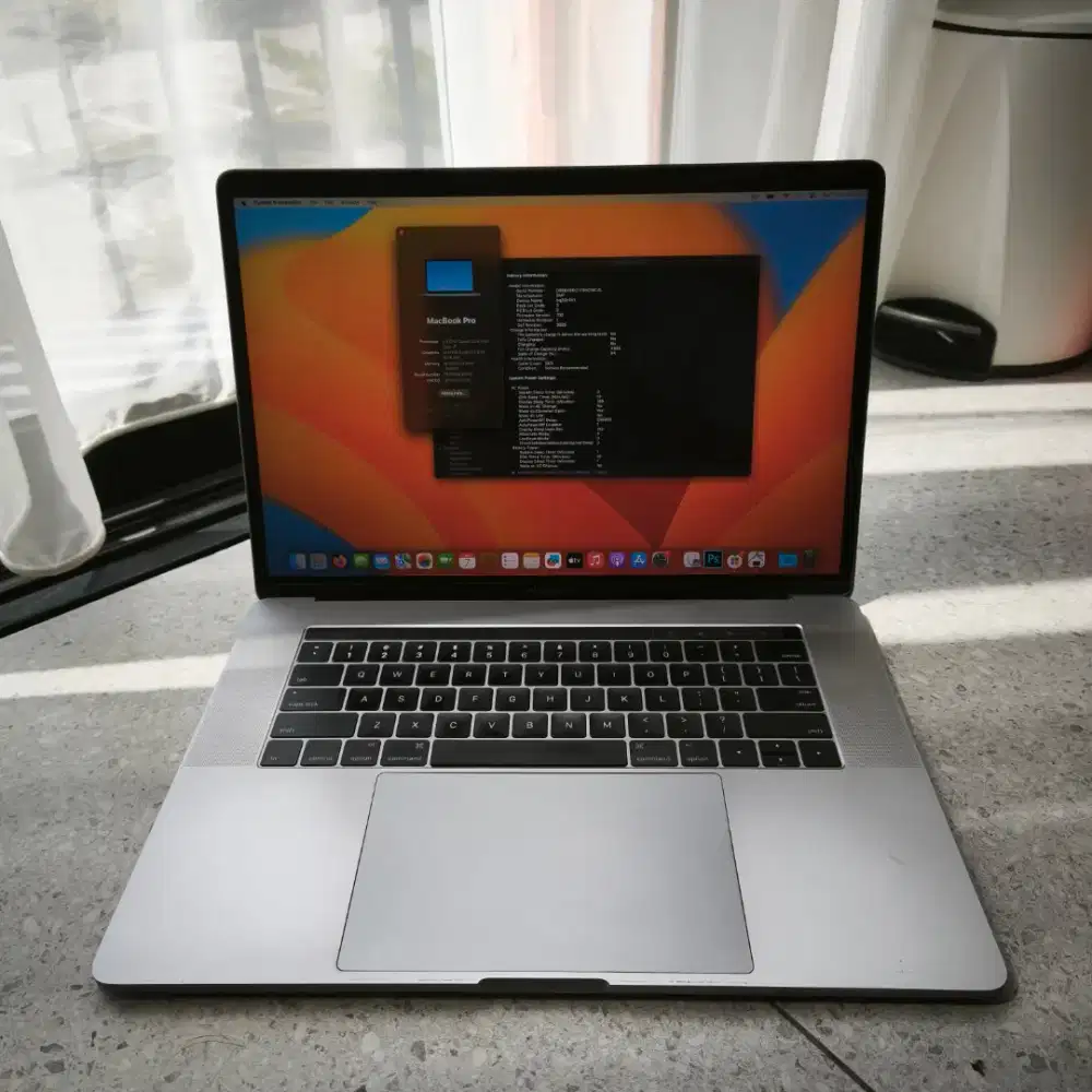 Macbook Pro Touchbar 15 inch 2017 Core i7 Ram 16 Ssd 512 Radeon 560