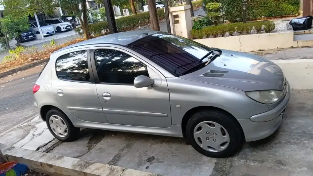 Peugeot 206 terawat dan siap pakai