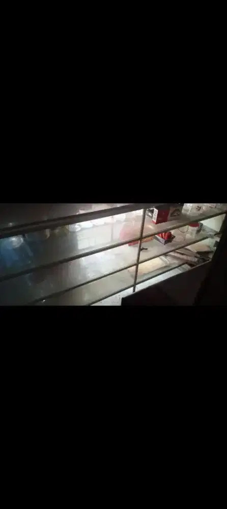 Lemari kaca etalase