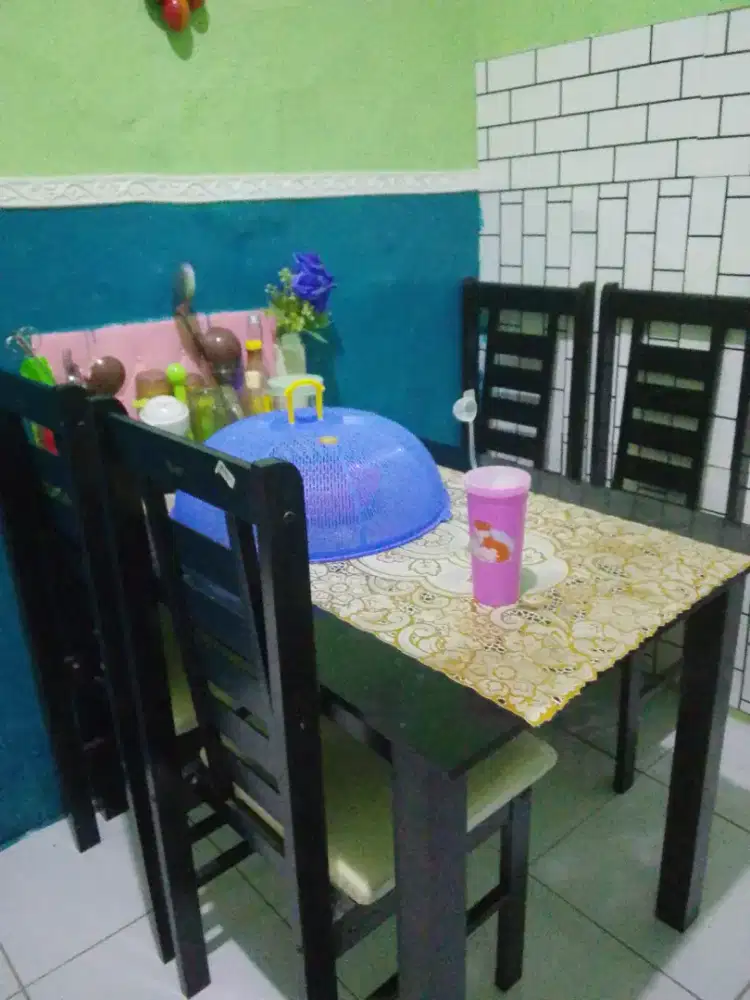 Meja makan kursi 4