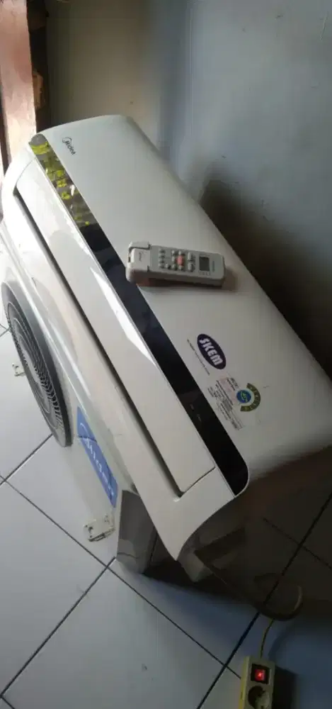 Dijual sama pasang ac midea 1/2 pk