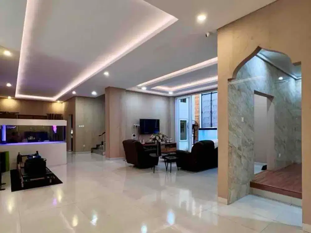 Rumah Besar Griya Loka Hadap Selatan-Barat di BSD City | LT 460 m² LB 700 m²