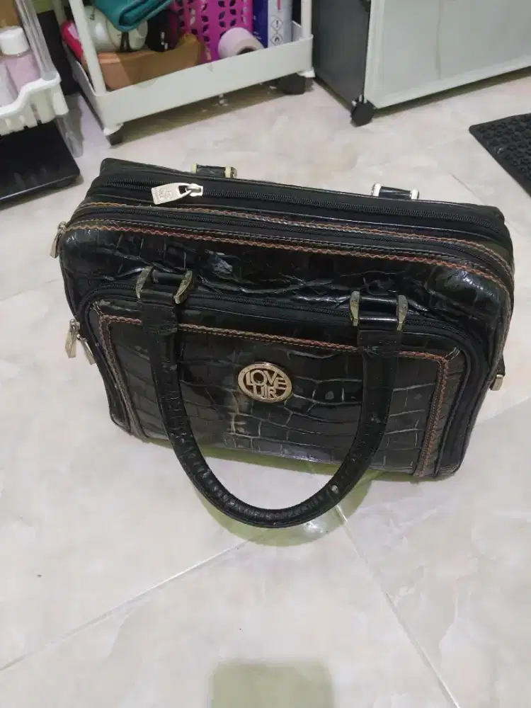 Tas kulit asli Louvier