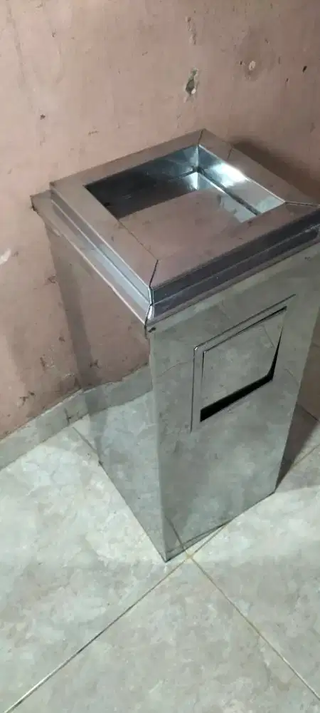 Tempat sampah stenlis ukuran 63X25X25 cm siap pakai Bekasi Utara.