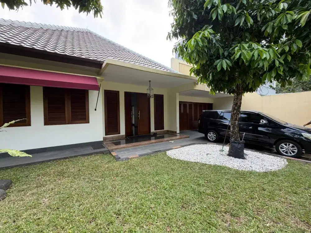 LXMMT 0199 Disewakan / For Rent Rumah Siap Huni Dengan Kolam Renang dan Banyak Kamar Tidur Area Menteng Jakarta Pusat