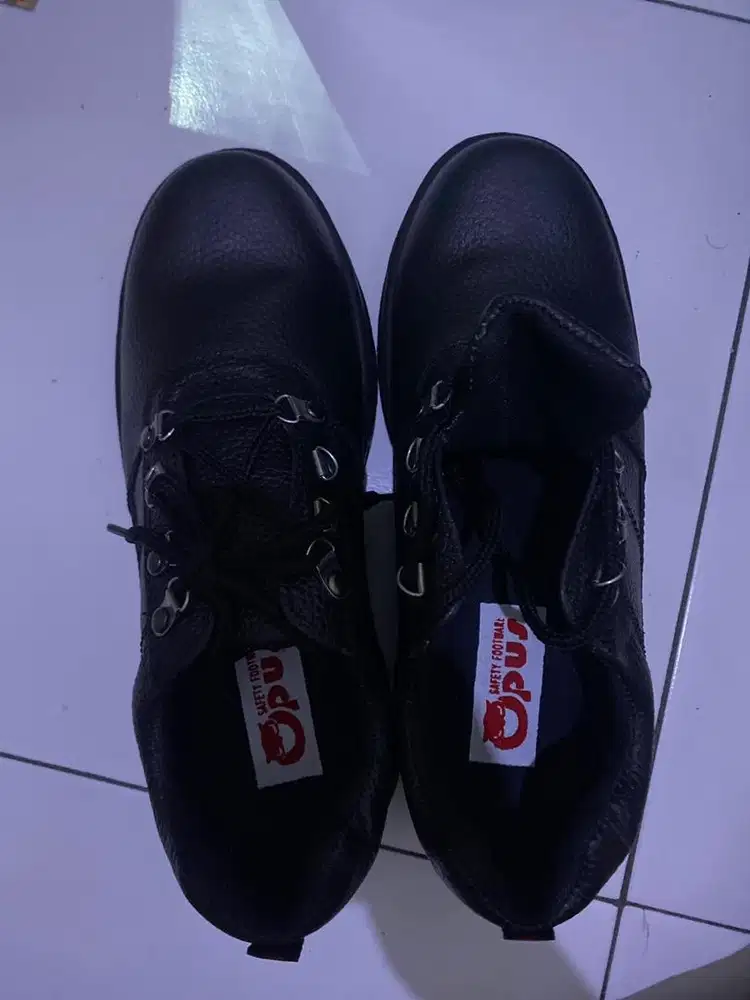 Di jual sepatu safety