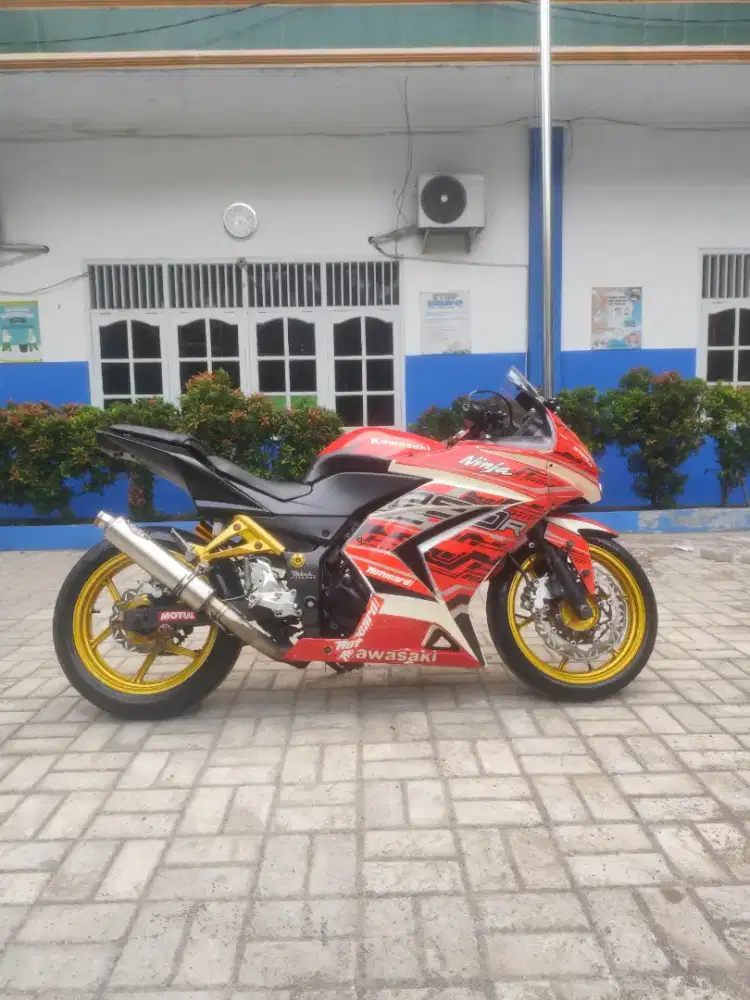 Jual Santai aja Ninja 250cc 2 silinder 2010 tuker dgn metik Nmax PCX