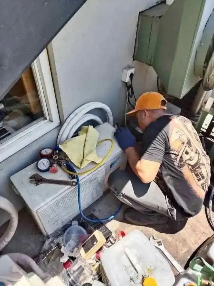 Service AC tidak dingin, bongkar pasang AC, cuci AC, tambah/isi freon
