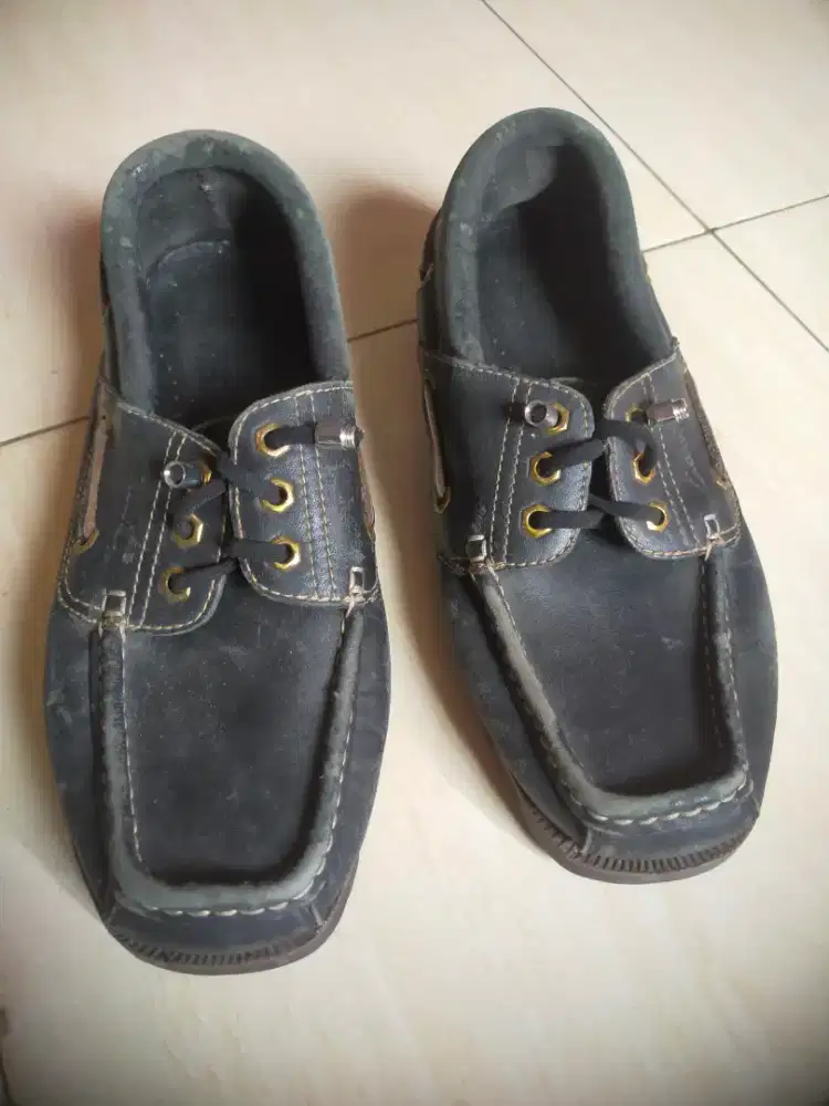 Sepasang sepatu kulit pria CARVIL UK 41