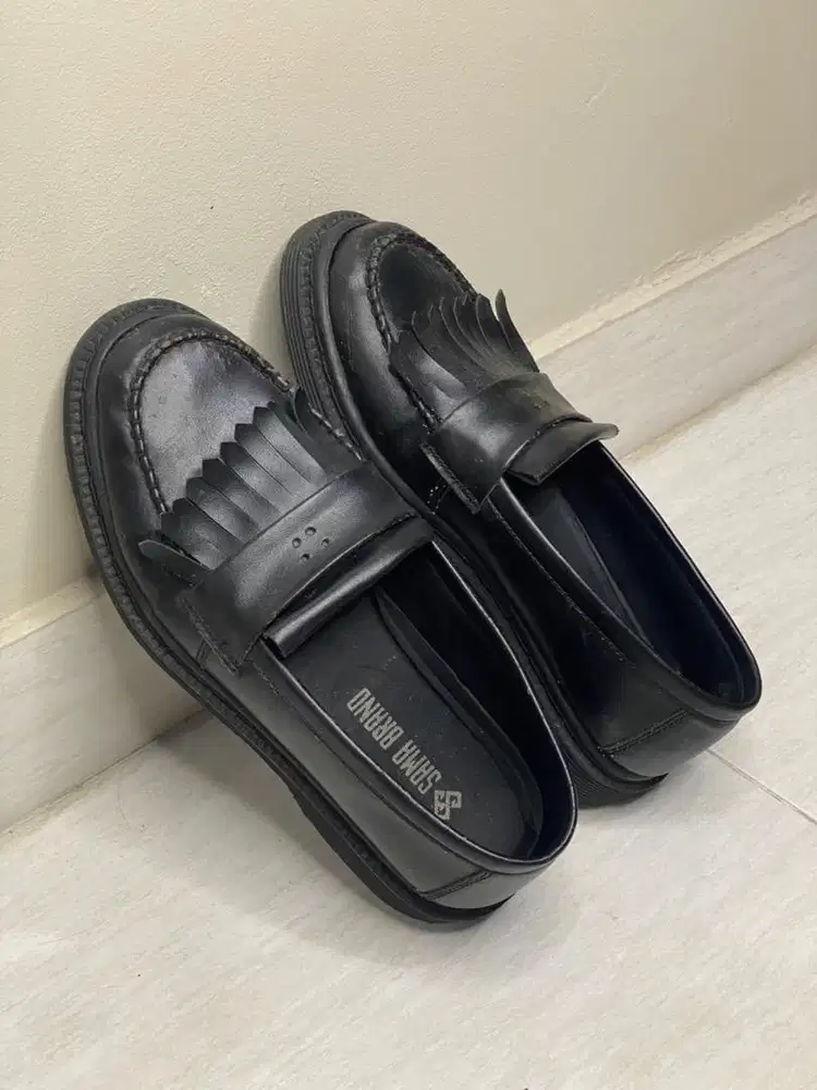 Sepatu hitam bagus