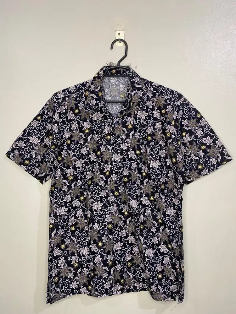 Batik warna hitam bunga