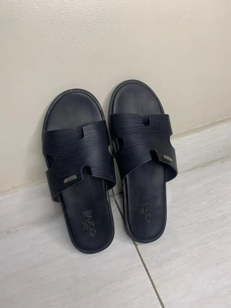 Sandal hitam mewah