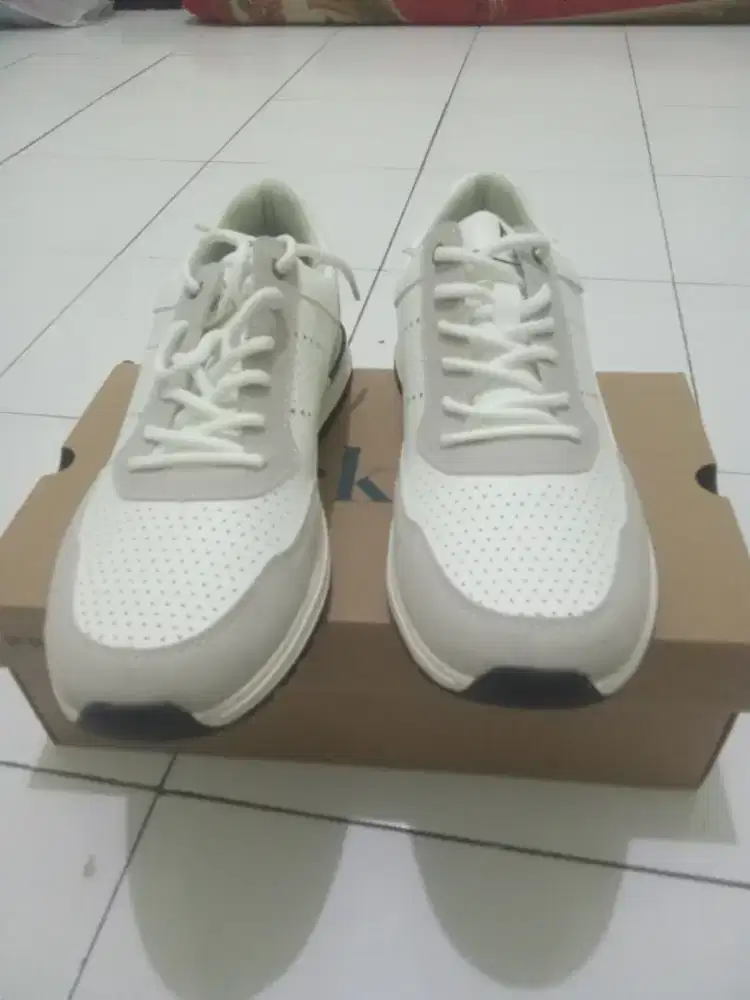 Sepatu olah raga Jackson