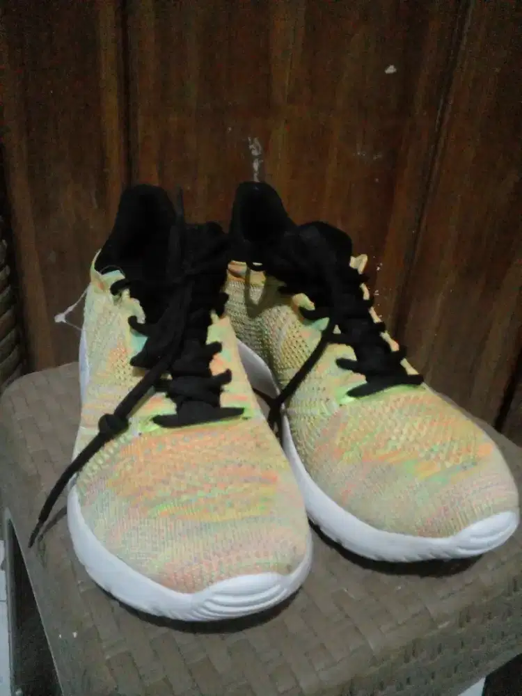 Sepatu olahraga