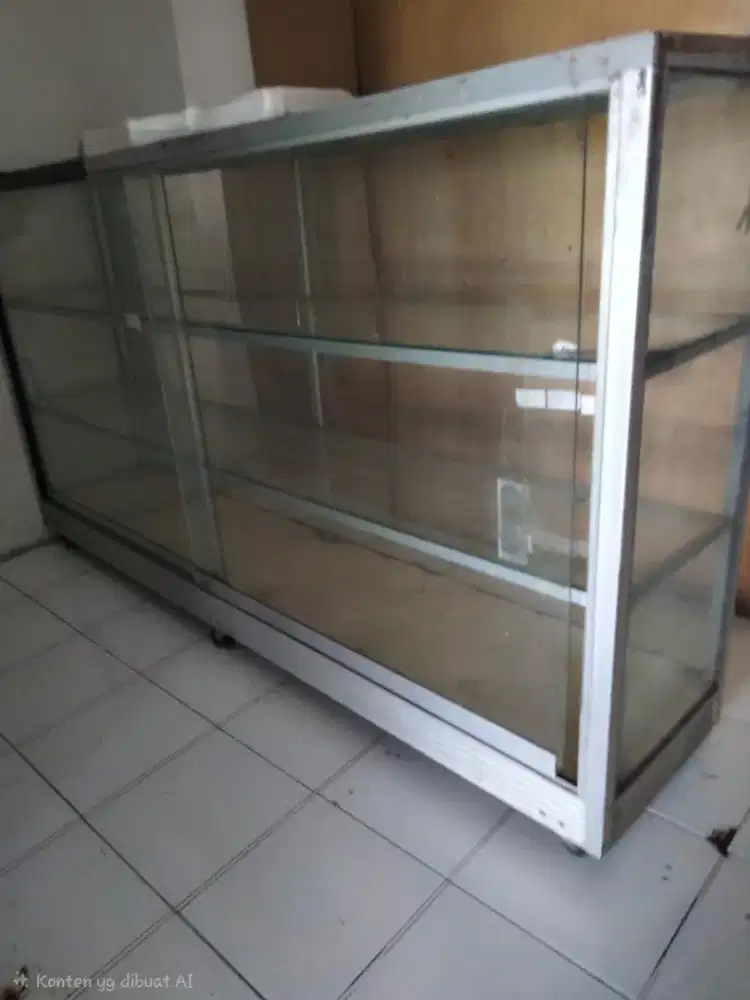 Dijual Murah Etalase Kaca Aluminium 2 Meter (Kondisi Kokoh + Ada Roda)