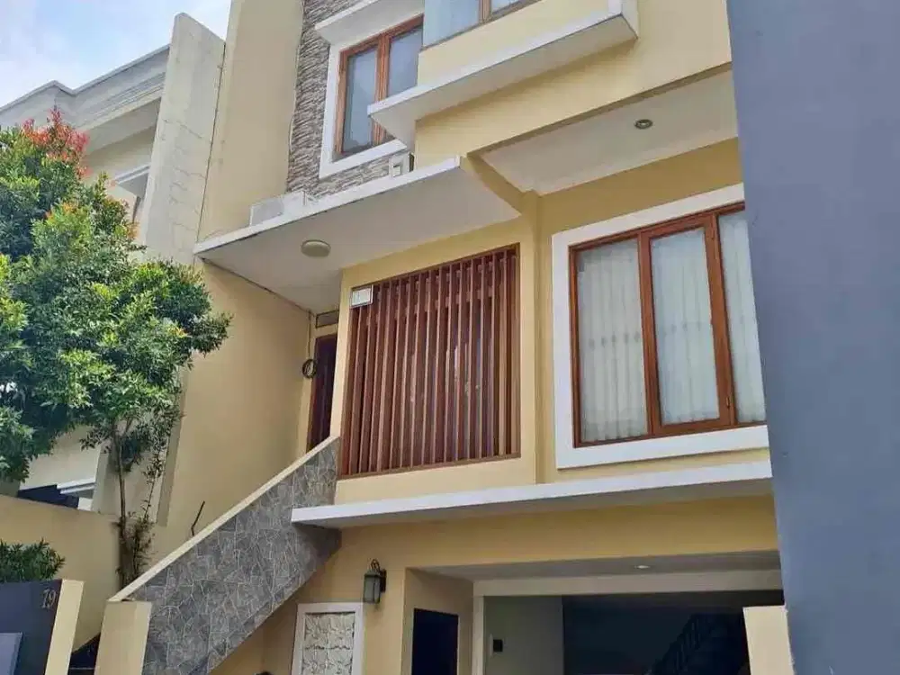 Rumah Cantik 3 Lantai di Lubang Buaya - Dekat TMII & Halim