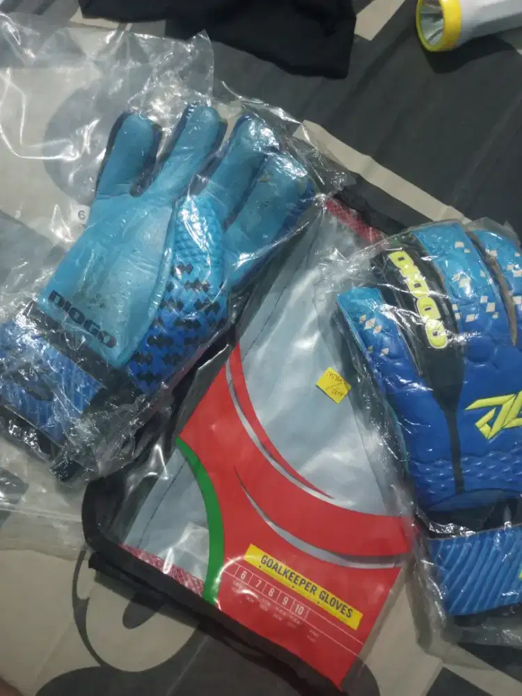sepatu futsal dan sarung tangan kiper