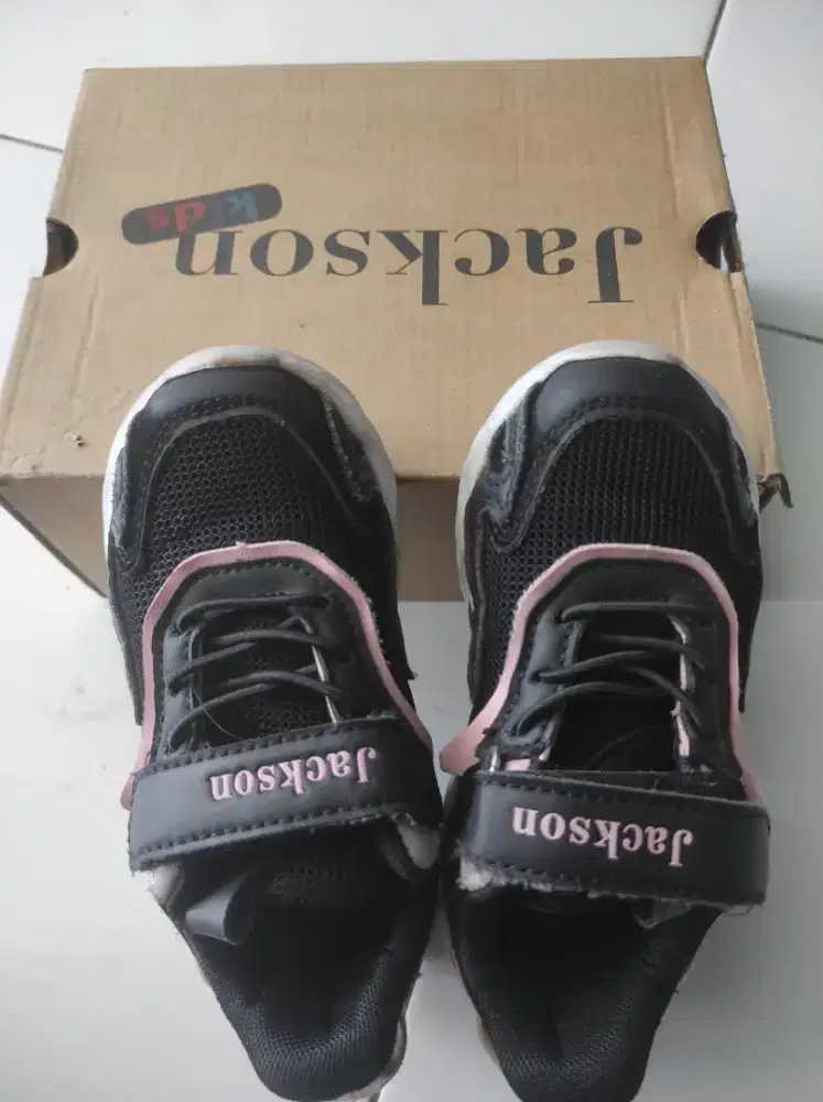 Sepatu anak perempuan merek Jackson